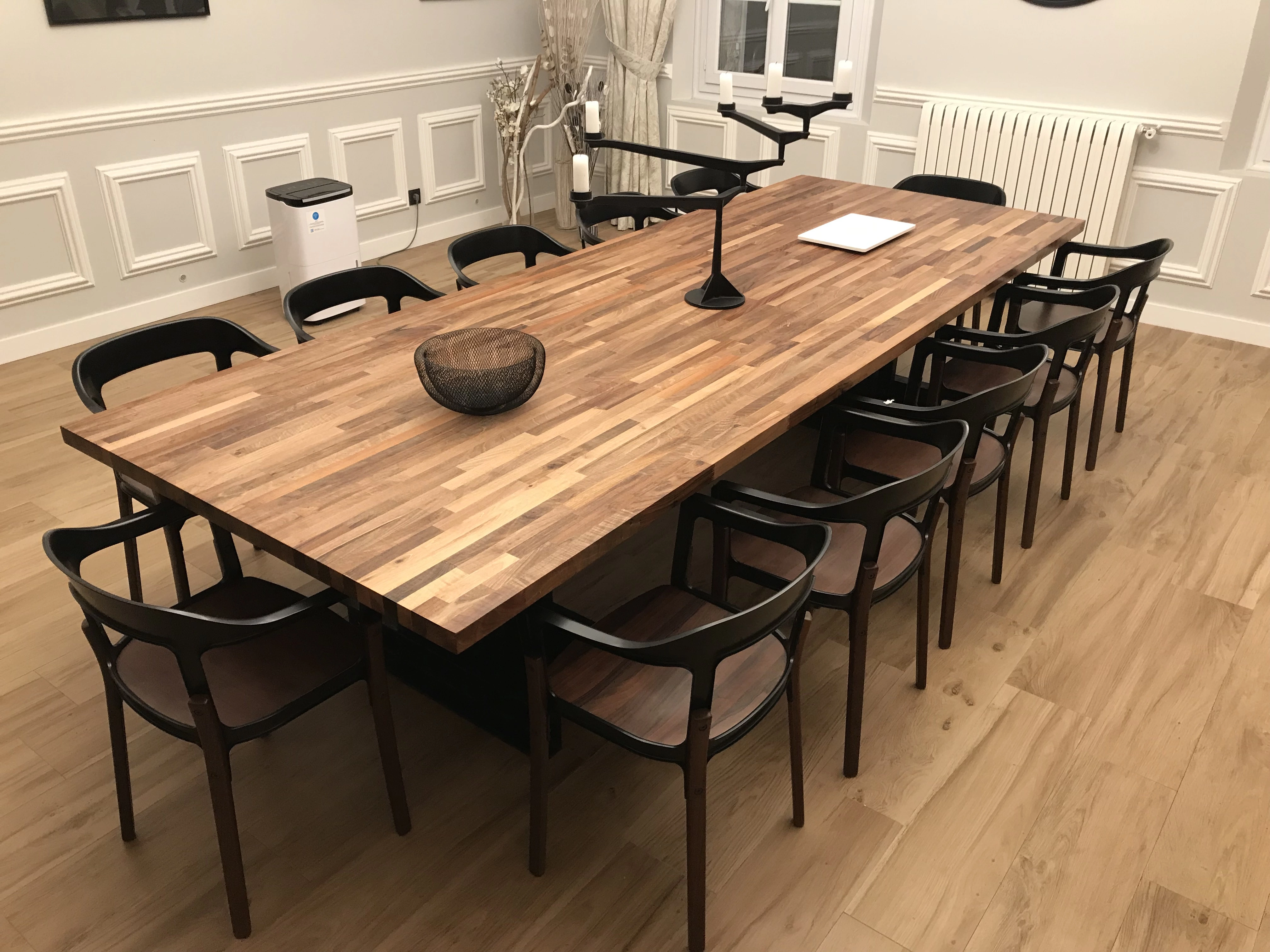 table de repas en noyer massif — BYSENS Agencement