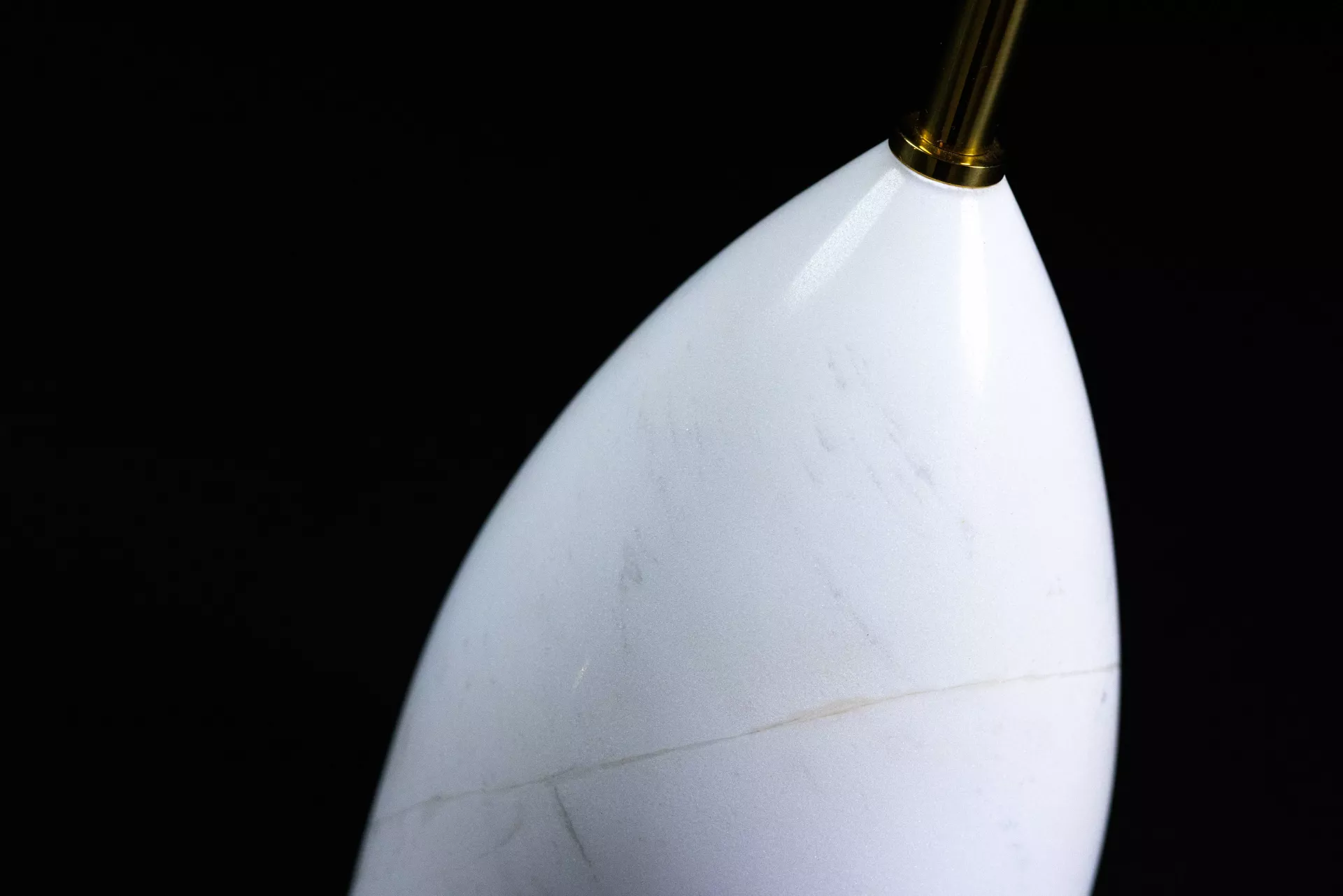 Socle en marbre blanc de Carrare — BYSENS Agencement