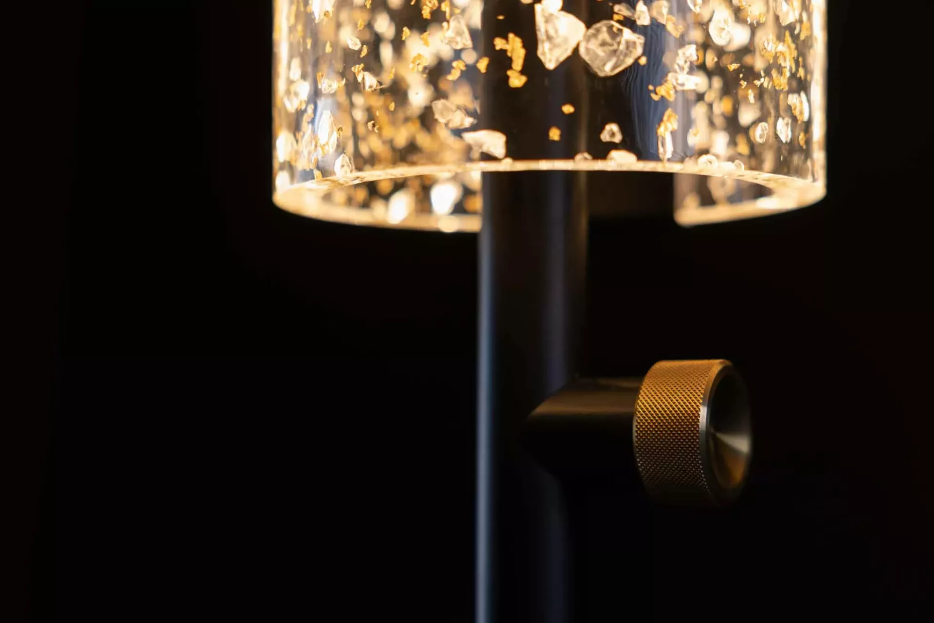 Abat jour avec incrustation de feuilles d'or et de cristaux, variateur en laiton massif — BYSENS Agencement